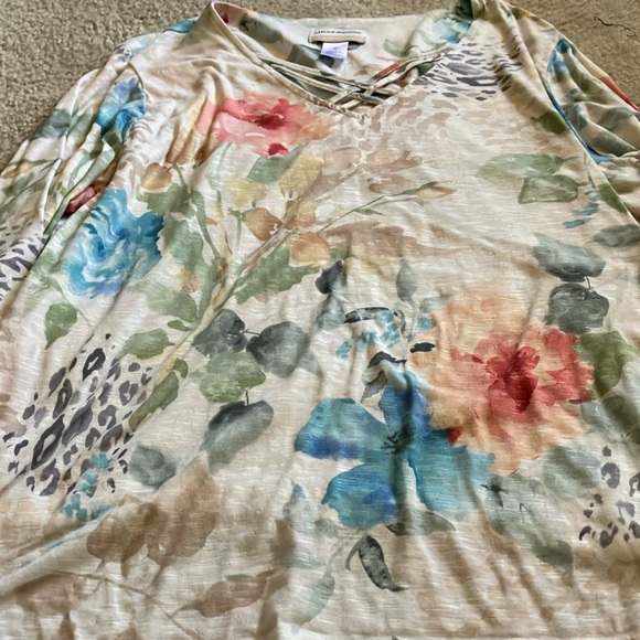 Alfred Dunner Tops - V neck floral top